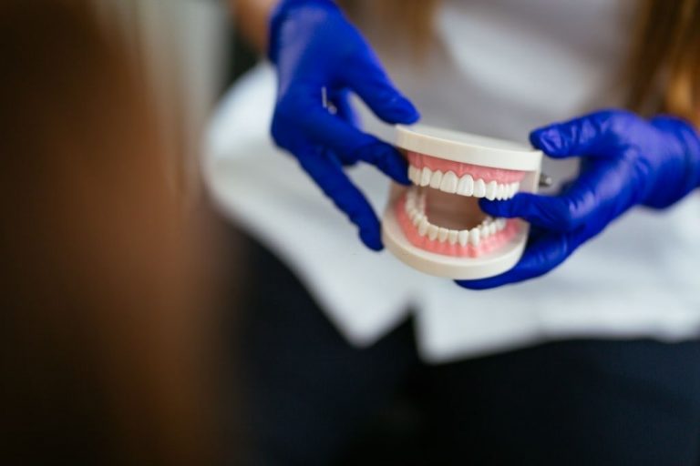 ¿Qué Material Se Usa Para Una Prótesis Dental?