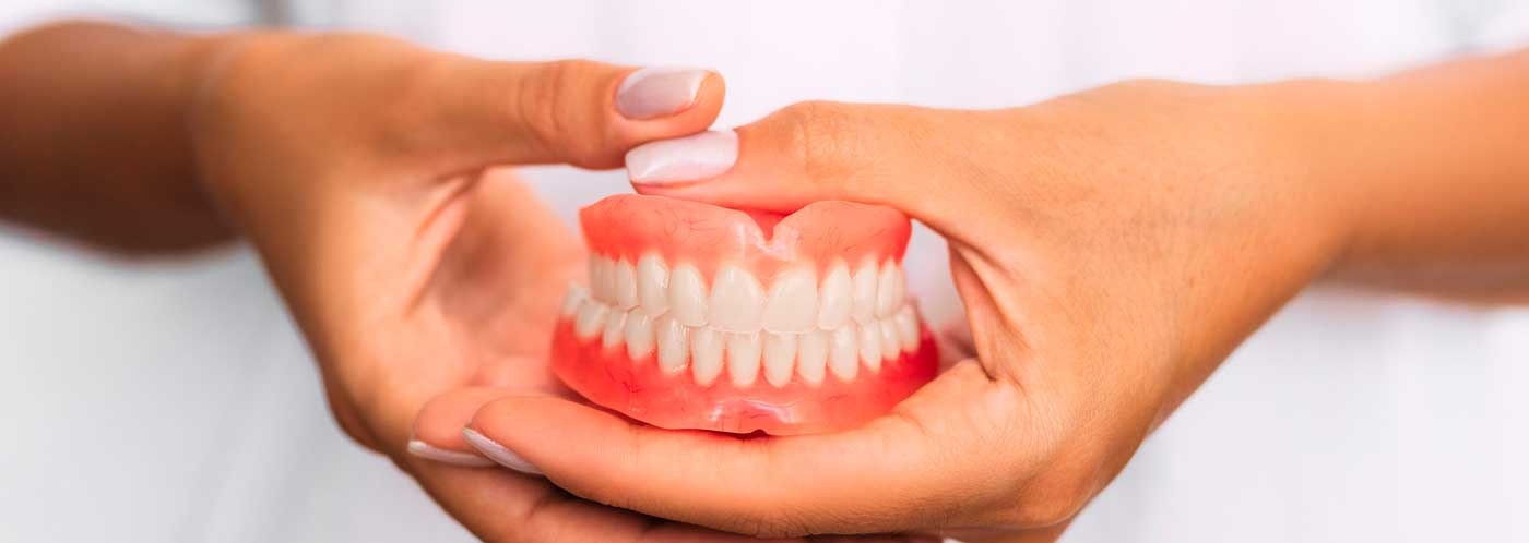 ¿Qué material se usa para una prótesis dental?